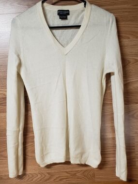 Sutton Cashmere Women's Cream V-Neck Sweater